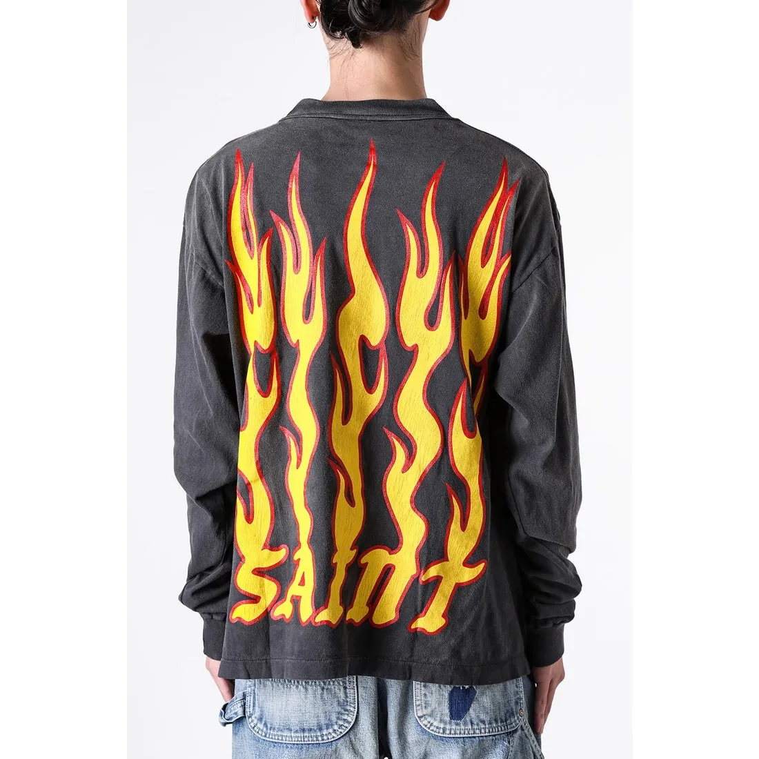 SAINT Mxxxxxx LS TEE/SOUL ON FIRE/BLK Soul flame/flame long sleeves, washed black S-XL, look for cylindrical fabrics with no side seams, don’t buy open ones anymore, boring Assute ready-made garments dyed, sprayed the whole thing with horse-hair spray, and then sprayed again to fade the color, the collar and cuffs are frayed, many places are torn, super large printing position, very difficult to print, complete accessories, with little angel anti-counterfeiting label